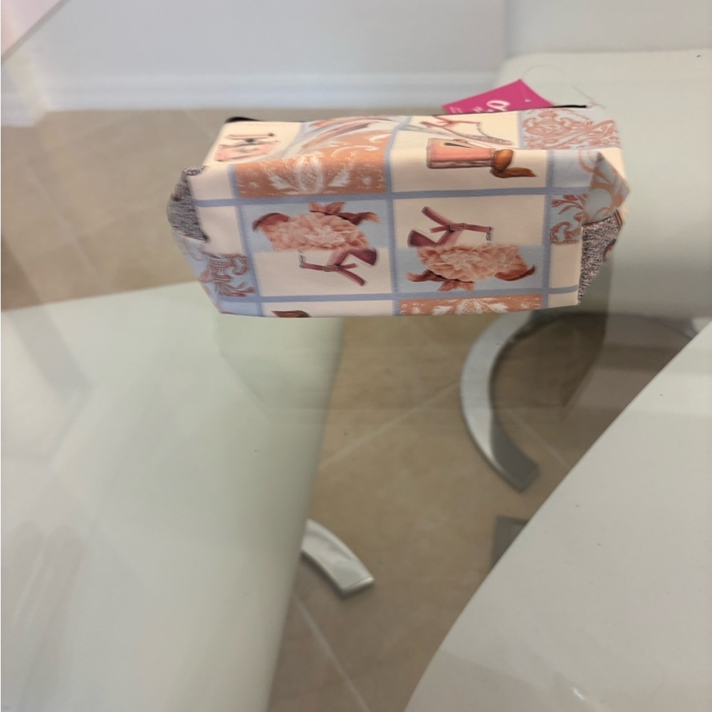 Chic Designer Print Cosmetic Bag - Picture 3 of 5